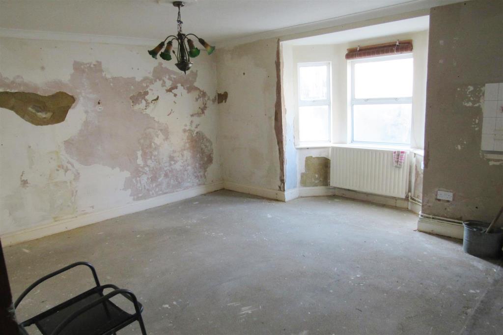 Lot: 33 - ONE-BEDROOM FLAT WITH COURTYARD AND PARKING - 